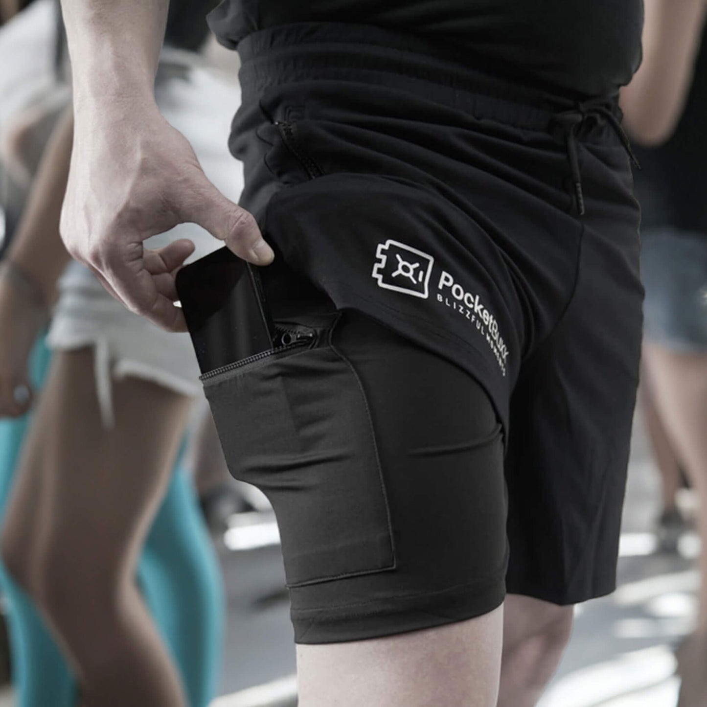 PocketBuxx - MaxSpace Handy in versteckter Tasche in Menschenmenge